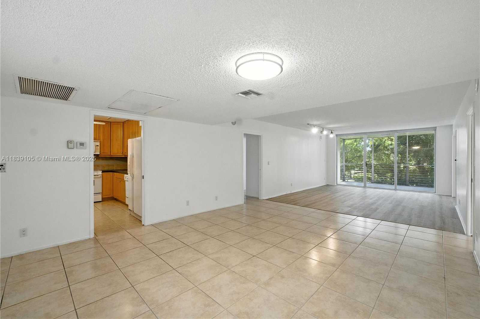 Small Image of 3850 OAKS CLUBHOUSE DR #307, Pompano Beach Number 10
