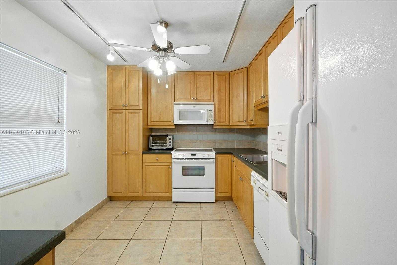 Small Image of 3850 OAKS CLUBHOUSE DR #307, Pompano Beach Number 11