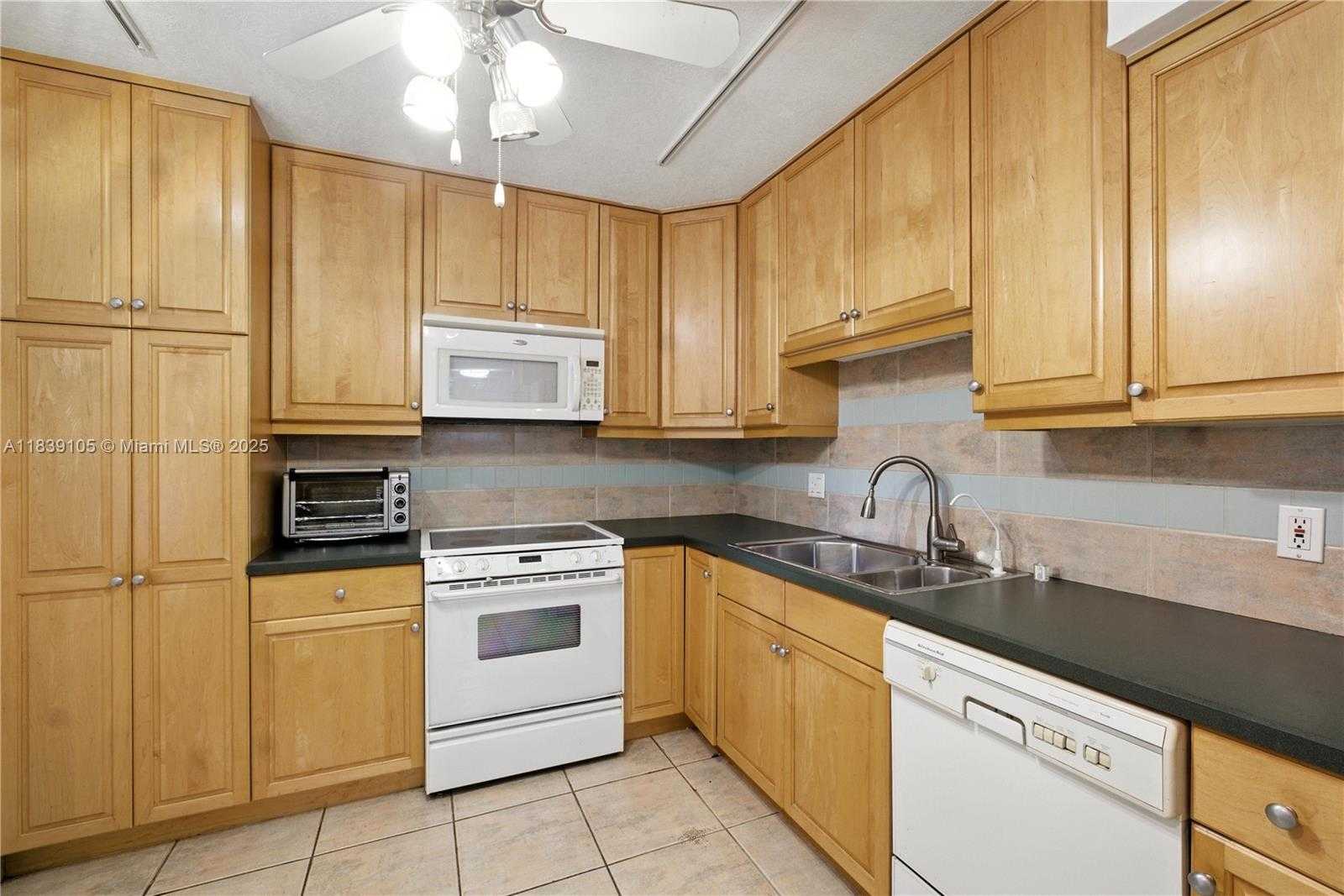 Small Image of 3850 OAKS CLUBHOUSE DR #307, Pompano Beach Number 12
