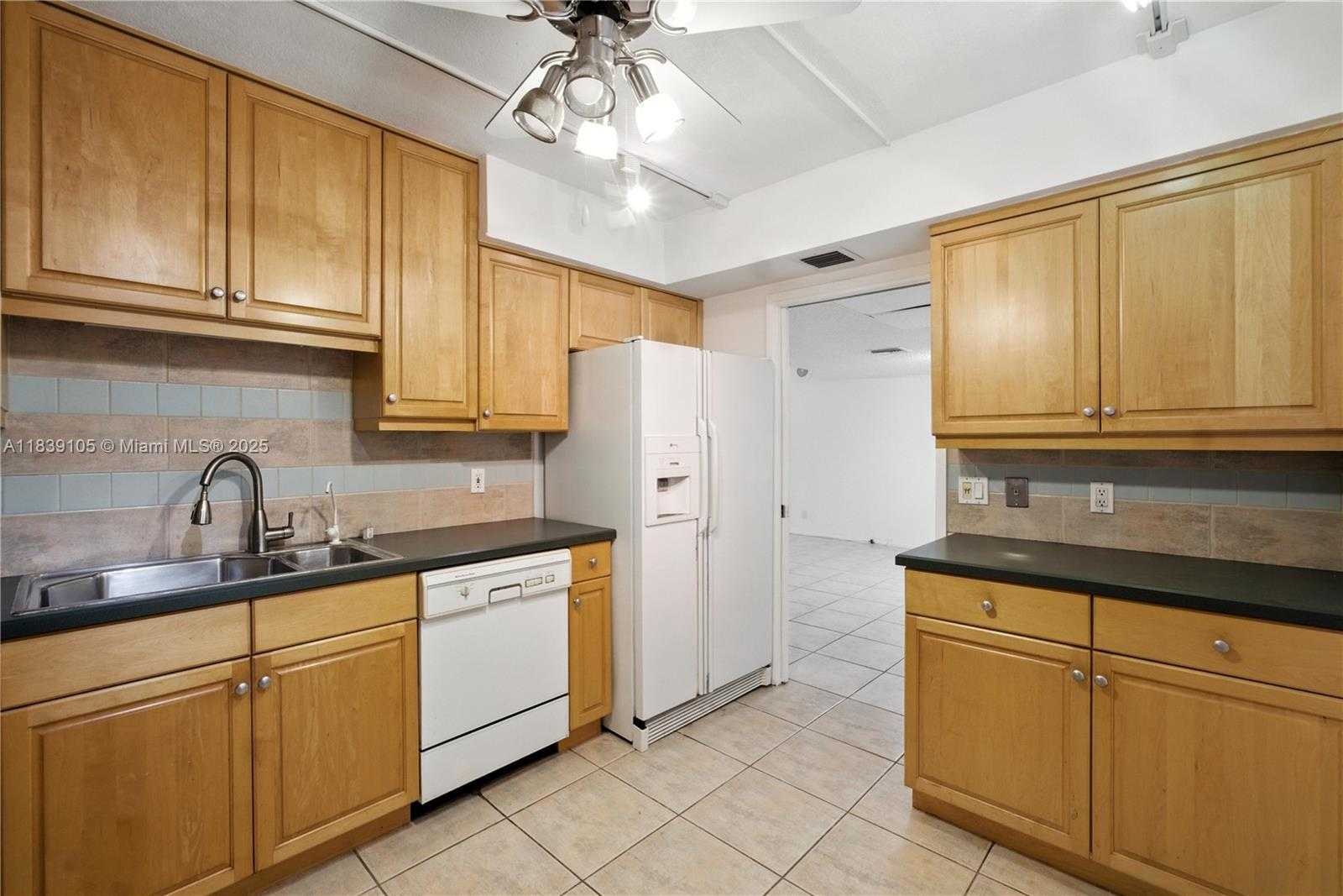 Small Image of 3850 OAKS CLUBHOUSE DR #307, Pompano Beach Number 13