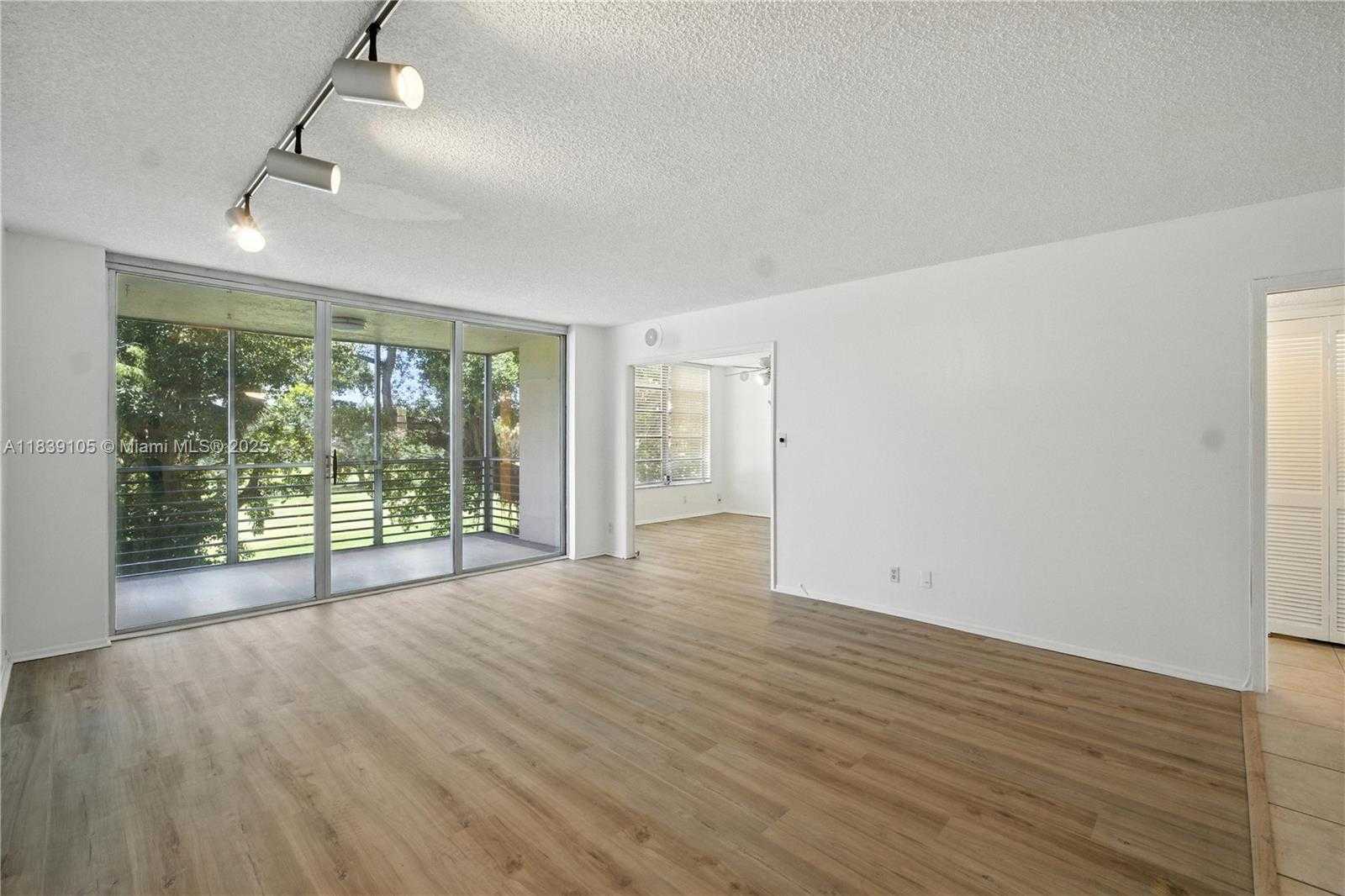 Small Image of 3850 OAKS CLUBHOUSE DR #307, Pompano Beach Number 14