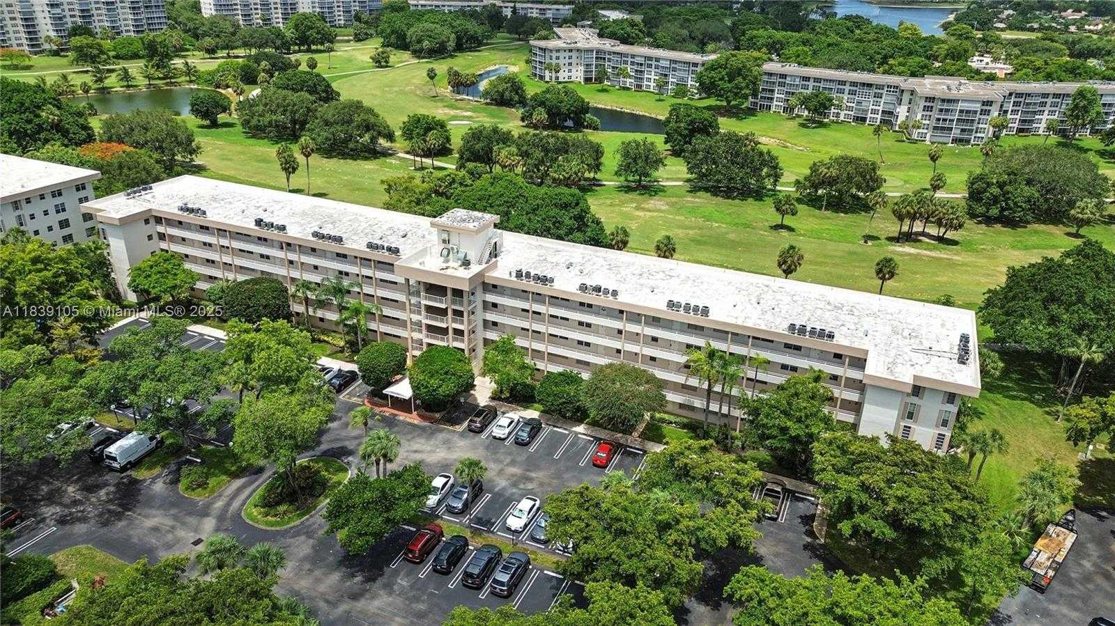 Small Image of 3850 OAKS CLUBHOUSE DR #307, Pompano Beach Number 2