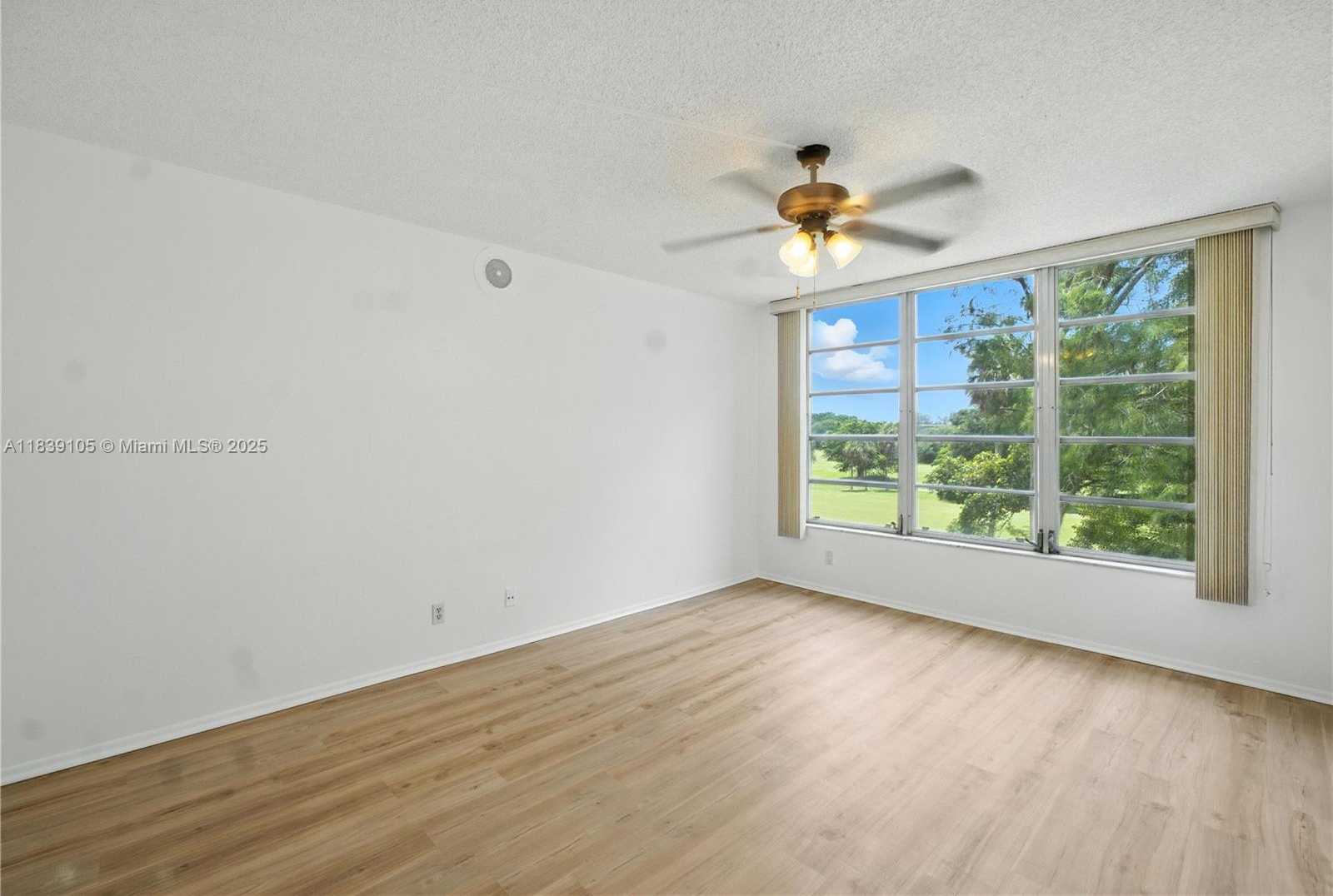 Small Image of 3850 OAKS CLUBHOUSE DR #307, Pompano Beach Number 26