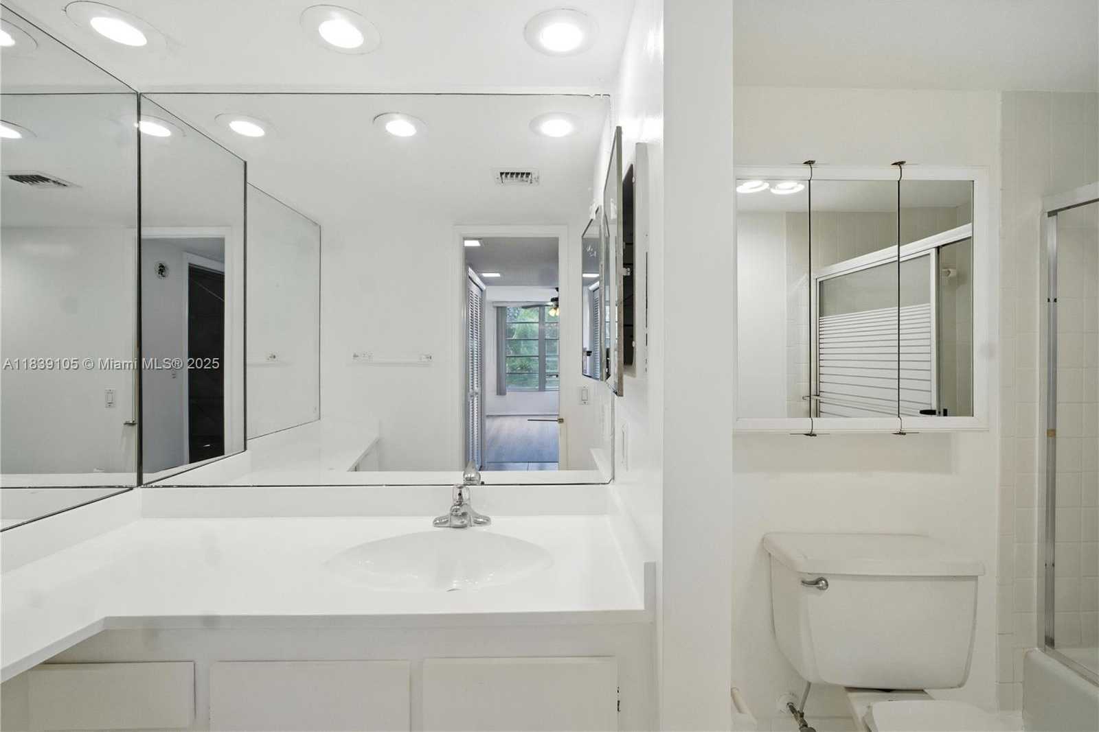 Small Image of 3850 OAKS CLUBHOUSE DR #307, Pompano Beach Number 30