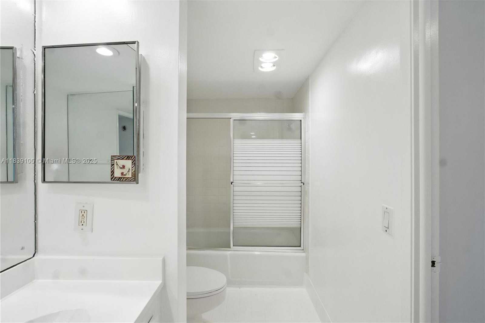 Small Image of 3850 OAKS CLUBHOUSE DR #307, Pompano Beach Number 31