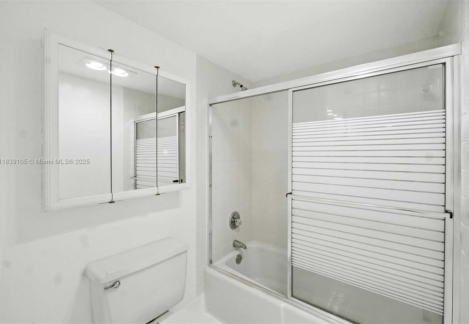 Small Image of 3850 OAKS CLUBHOUSE DR #307, Pompano Beach Number 32