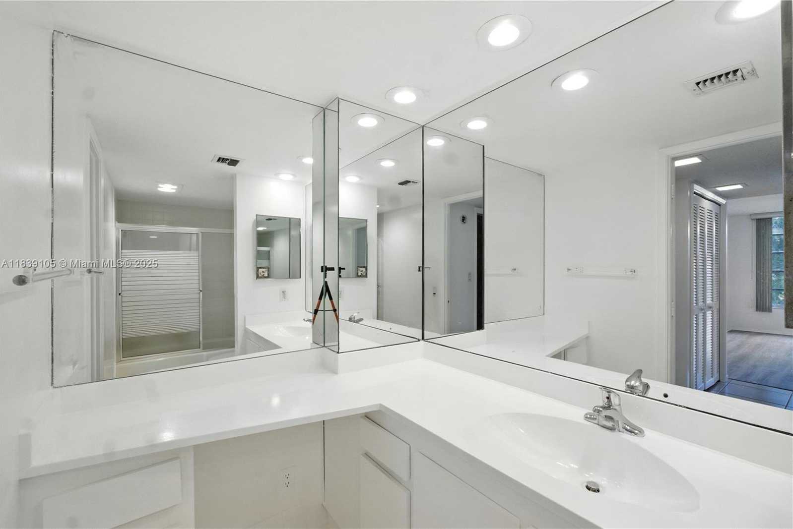 Small Image of 3850 OAKS CLUBHOUSE DR #307, Pompano Beach Number 34