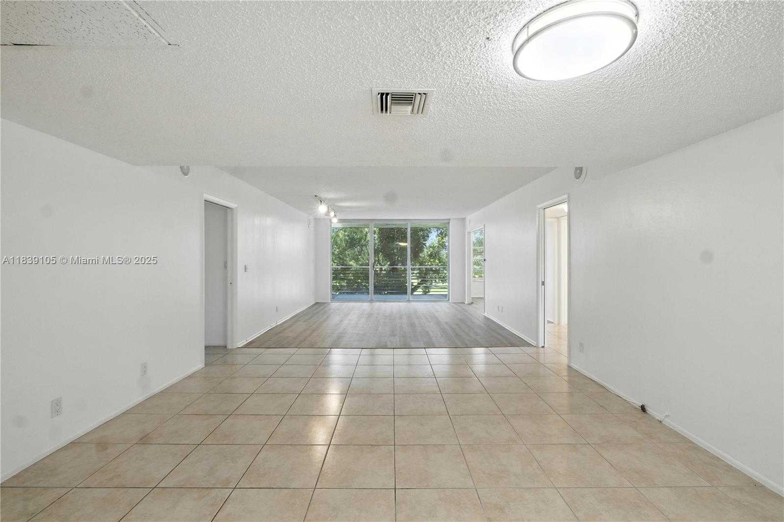 Small Image of 3850 OAKS CLUBHOUSE DR #307, Pompano Beach Number 8