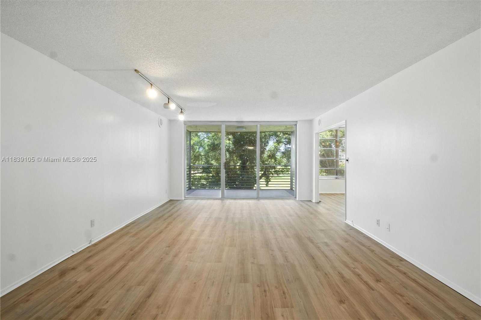 Small Image of 3850 OAKS CLUBHOUSE DR #307, Pompano Beach Number 9