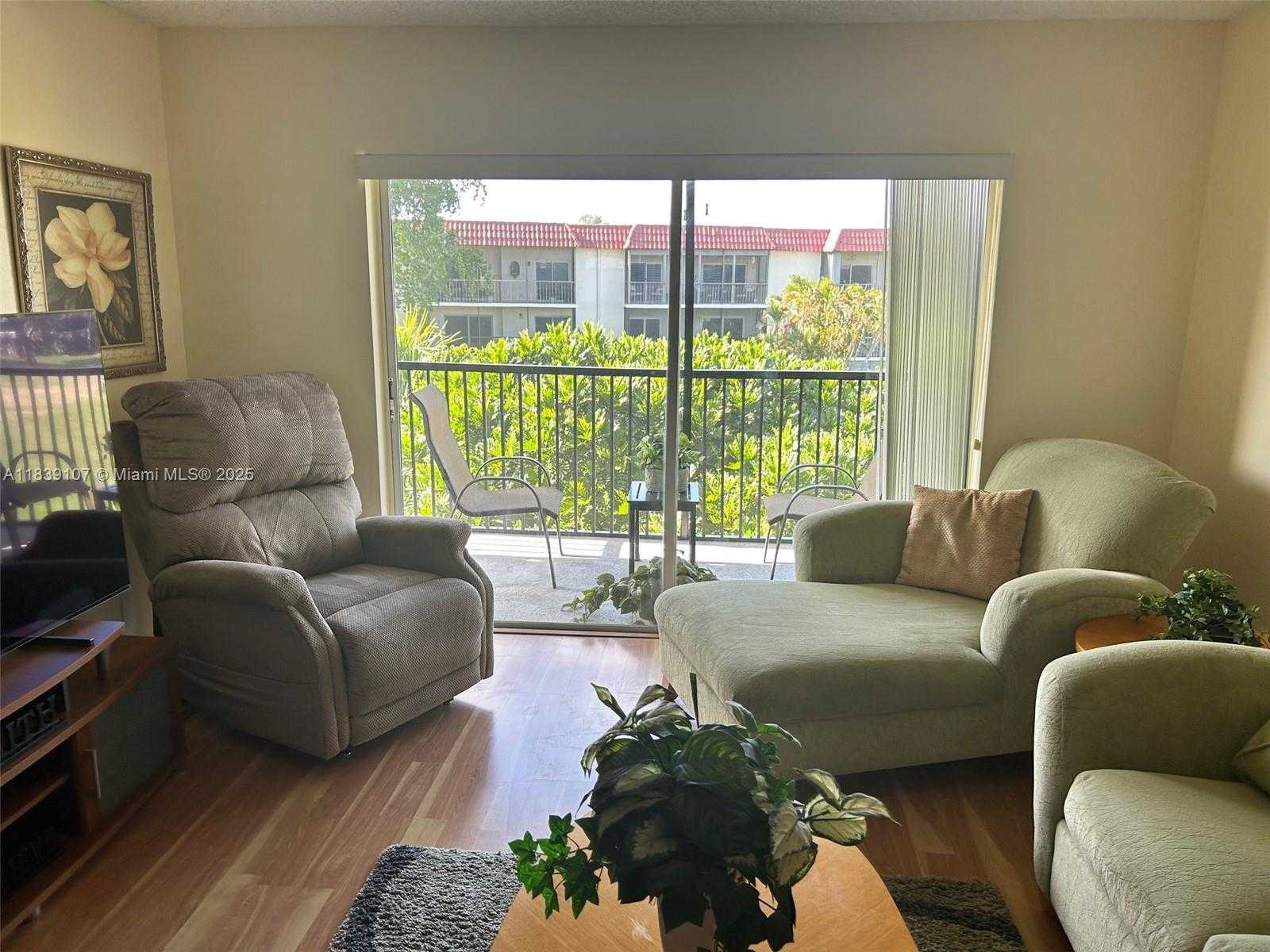 Small Image of 371 SOUTH HOLLYBROOK DR #308, Pembroke Pines Number 3