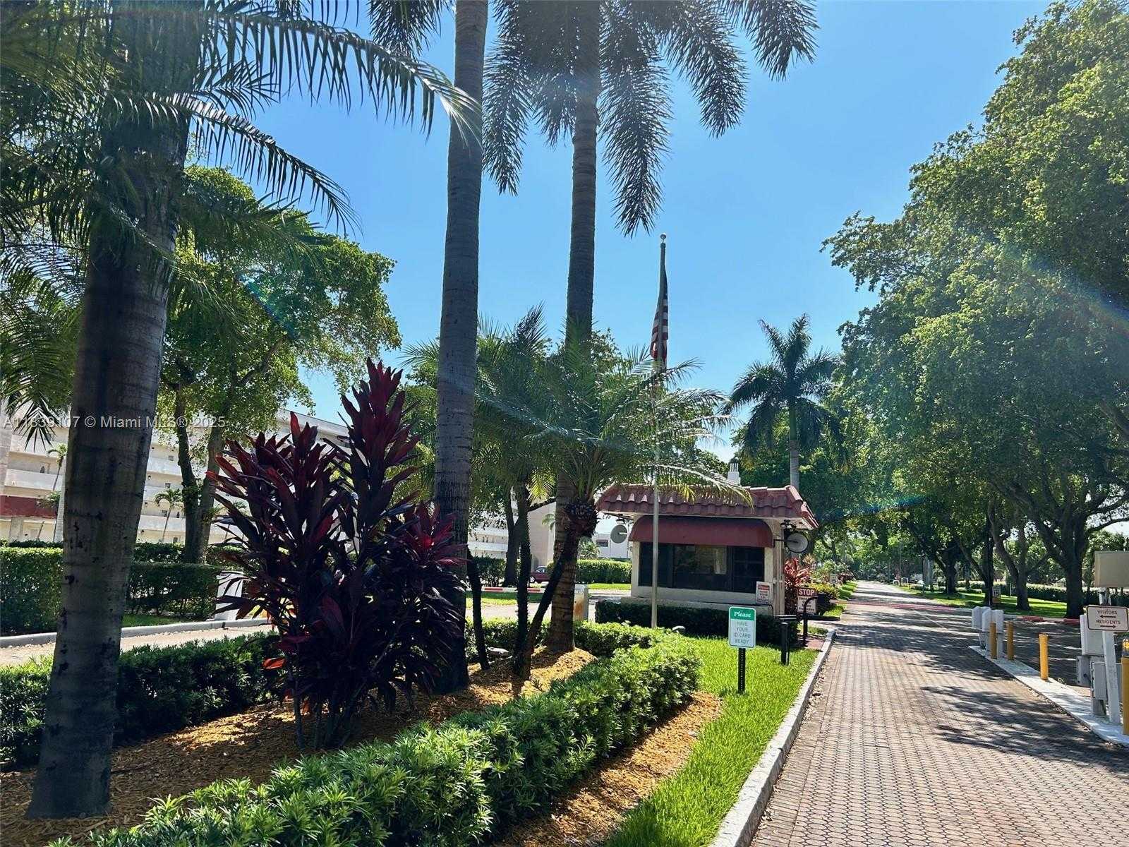 Small Image of 371 SOUTH HOLLYBROOK DR #308, Pembroke Pines Number 54