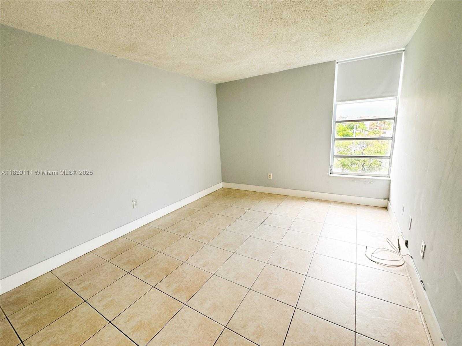 Small Image of 8840 FONTAINEBLEAU BLVD #402, Miami Number 3