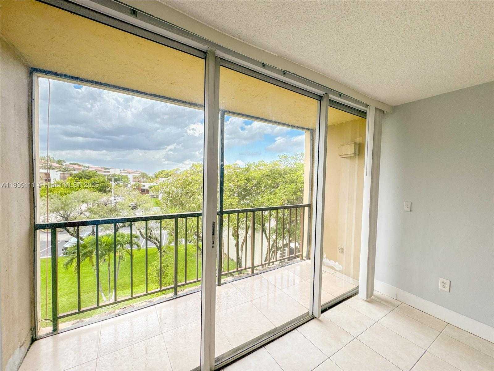 Small Image of 8840 FONTAINEBLEAU BLVD #402, Miami Number 5