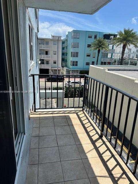 Small Image of 720 COLLINS AVE #310, Miami Beach Number 2