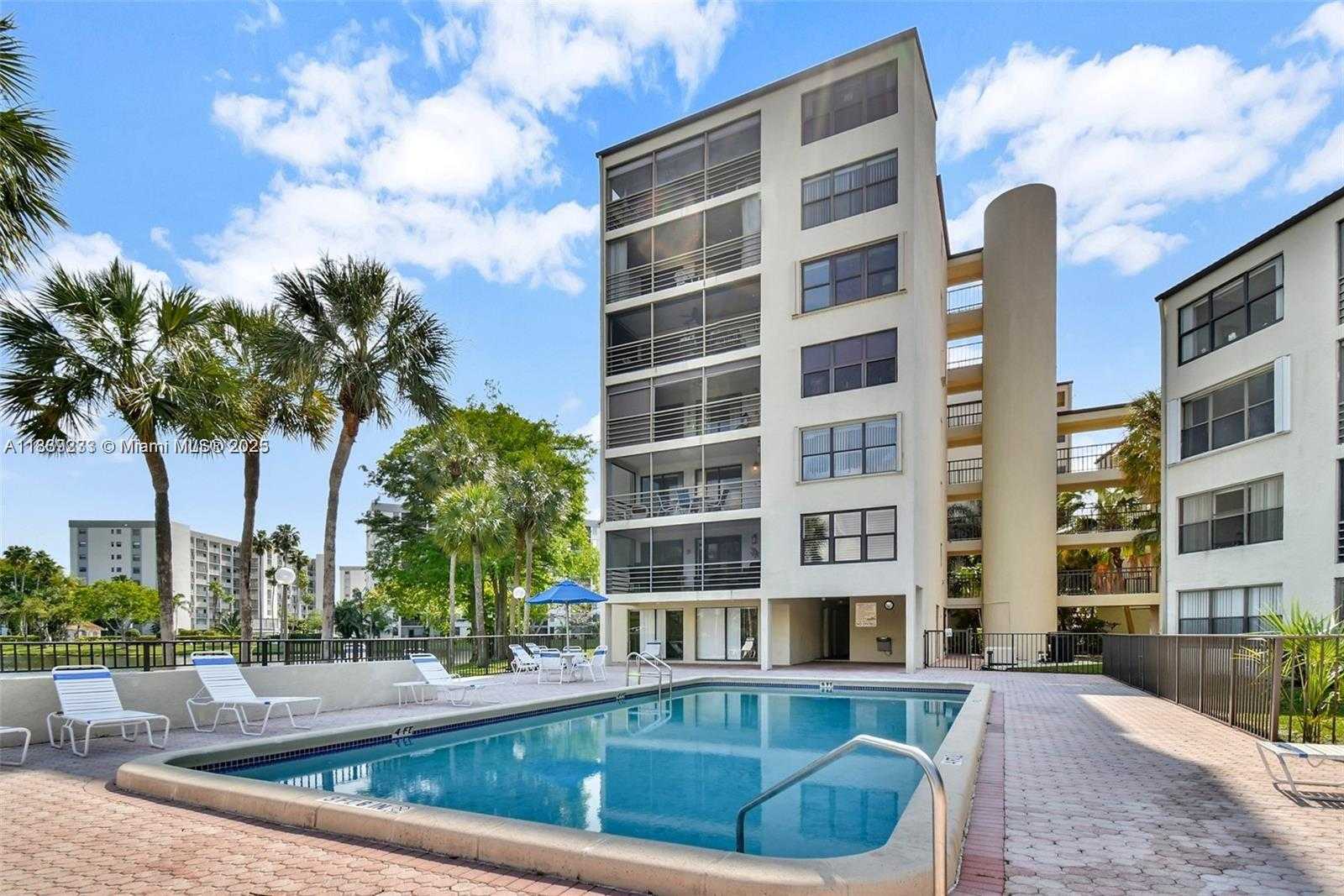 Small Image of 2309 SOUTH CYPRESS BEND DR #311D, Pompano Beach Number 32