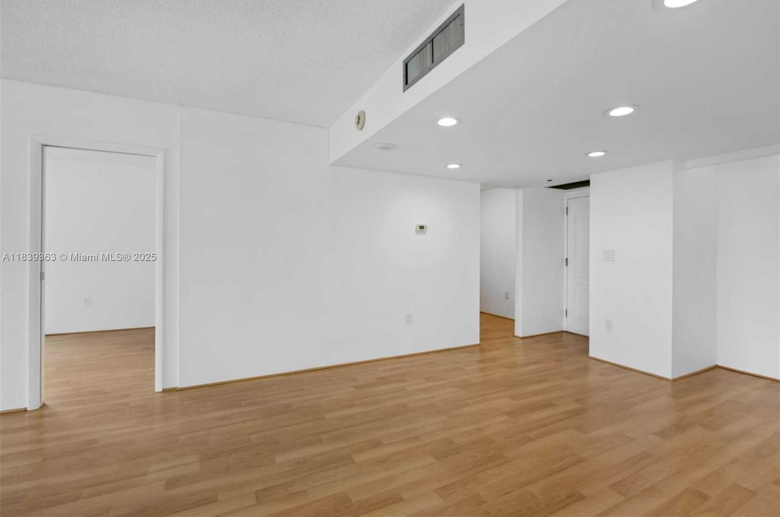 Small Image of 3675 NORTH COUNTRY CLUB DR #2302, Aventura Number 14