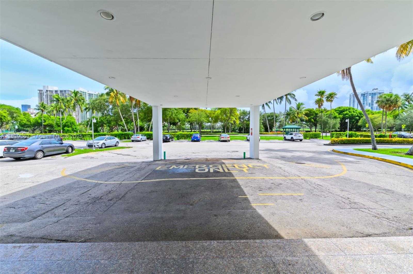 Small Image of 3675 NORTH COUNTRY CLUB DR #2302, Aventura Number 36