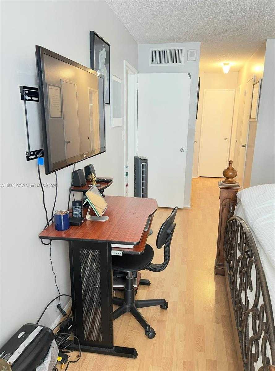 Small Image of 1228 WEST AVE #911, Miami Beach Number 20