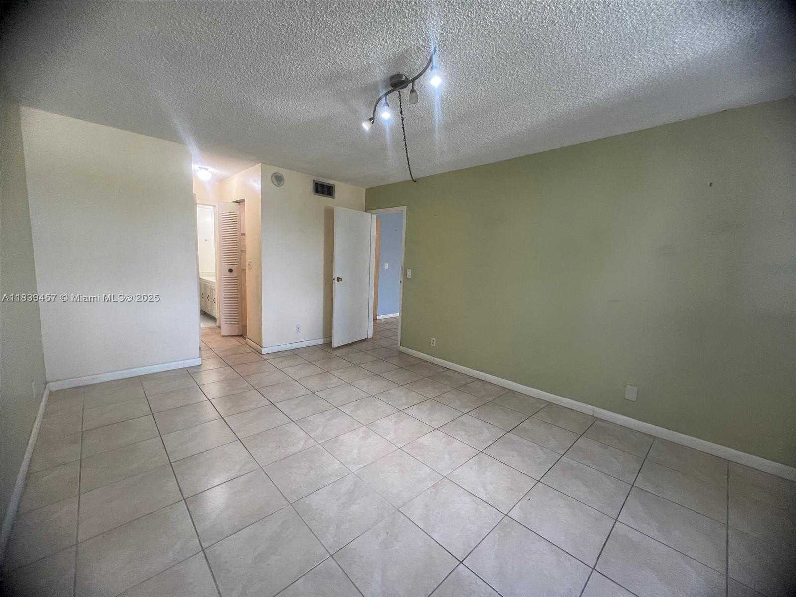 Small Image of 2821 NORTH MIAMI BEACH BLVD #2E, North Miami Beach Number 15
