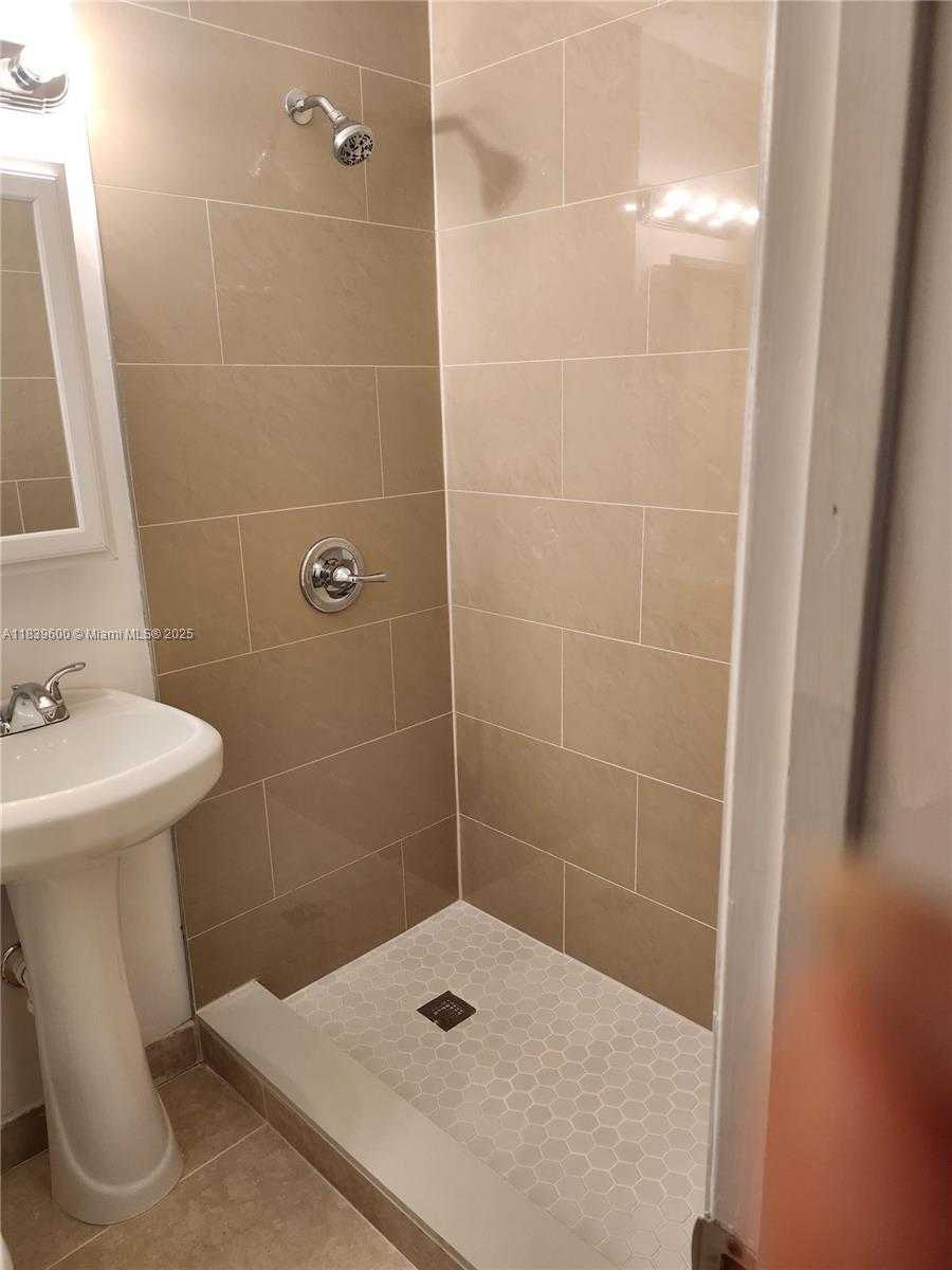 Small Image of 642 MICHIGAN AVE #4, Miami Beach Number 6