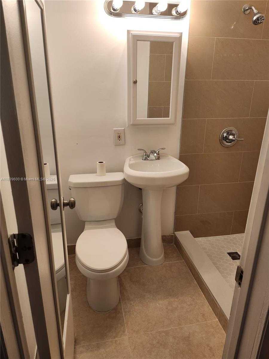 Small Image of 642 MICHIGAN AVE #4, Miami Beach Number 7