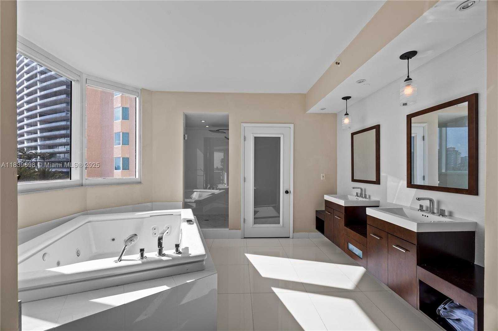 Small Image of 300 SOUTH POINTE DR #501, Miami Beach Number 4
