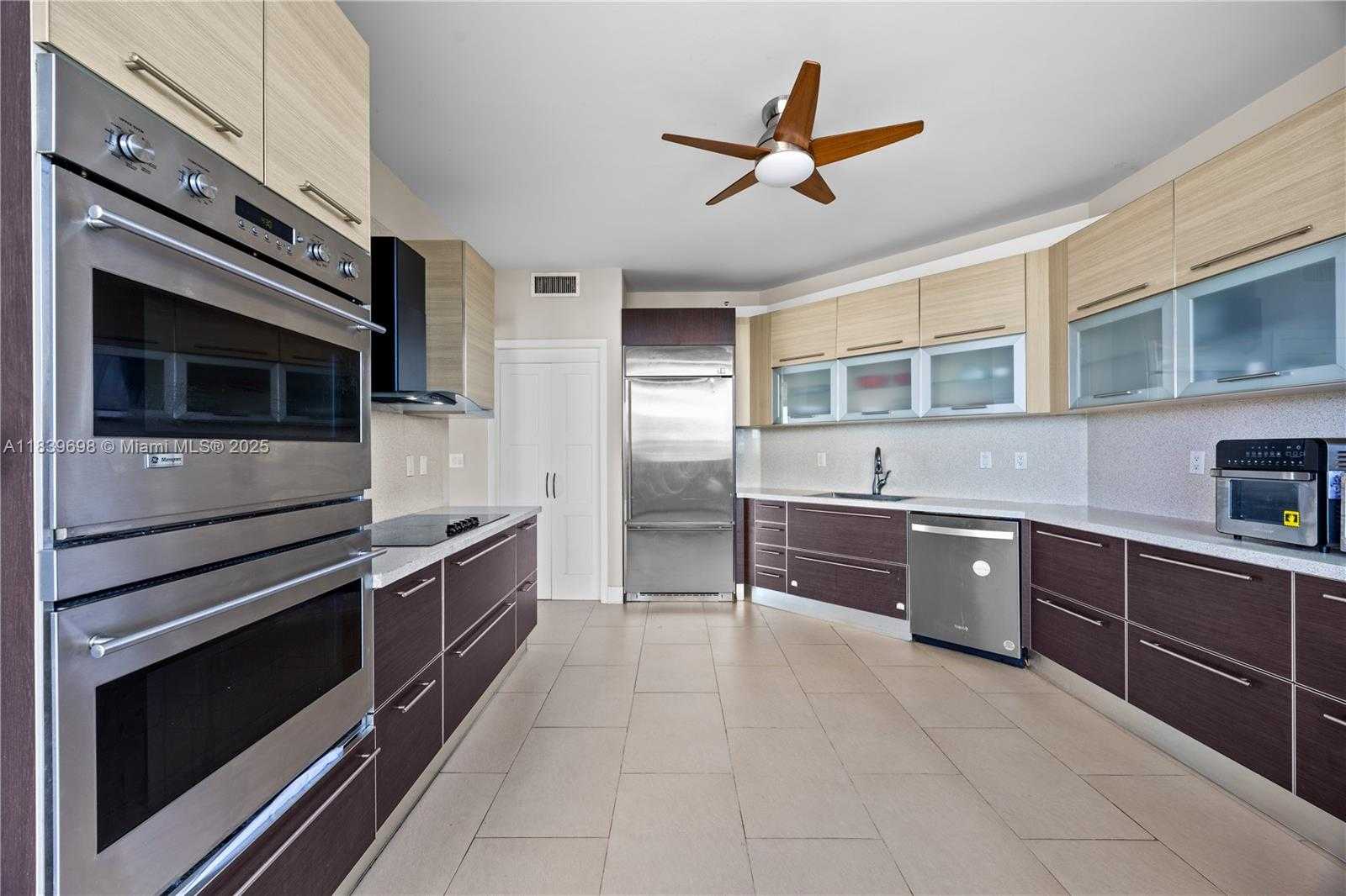 Small Image of 300 SOUTH POINTE DR #501, Miami Beach Number 5