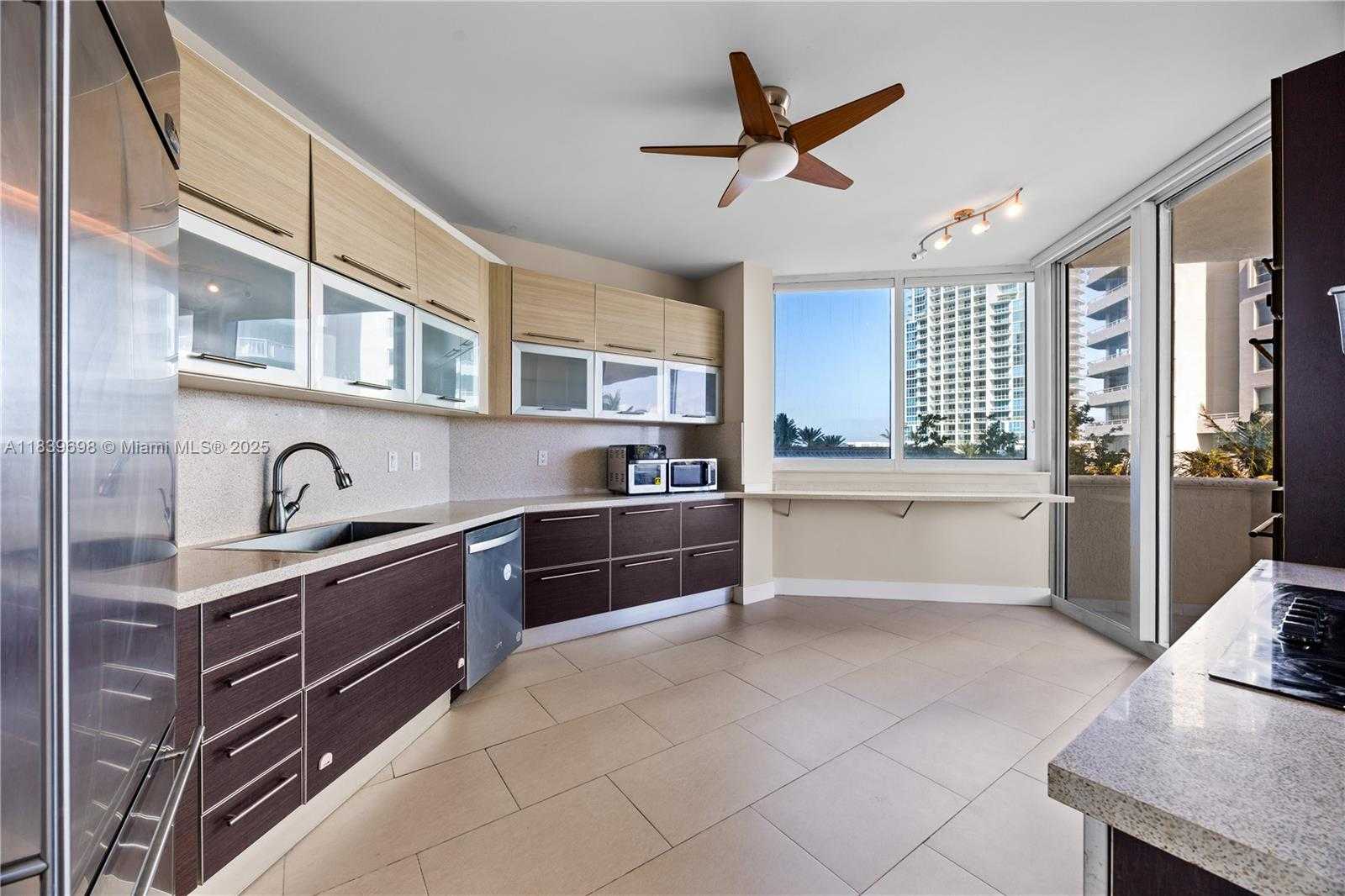 Small Image of 300 SOUTH POINTE DR #501, Miami Beach Number 6