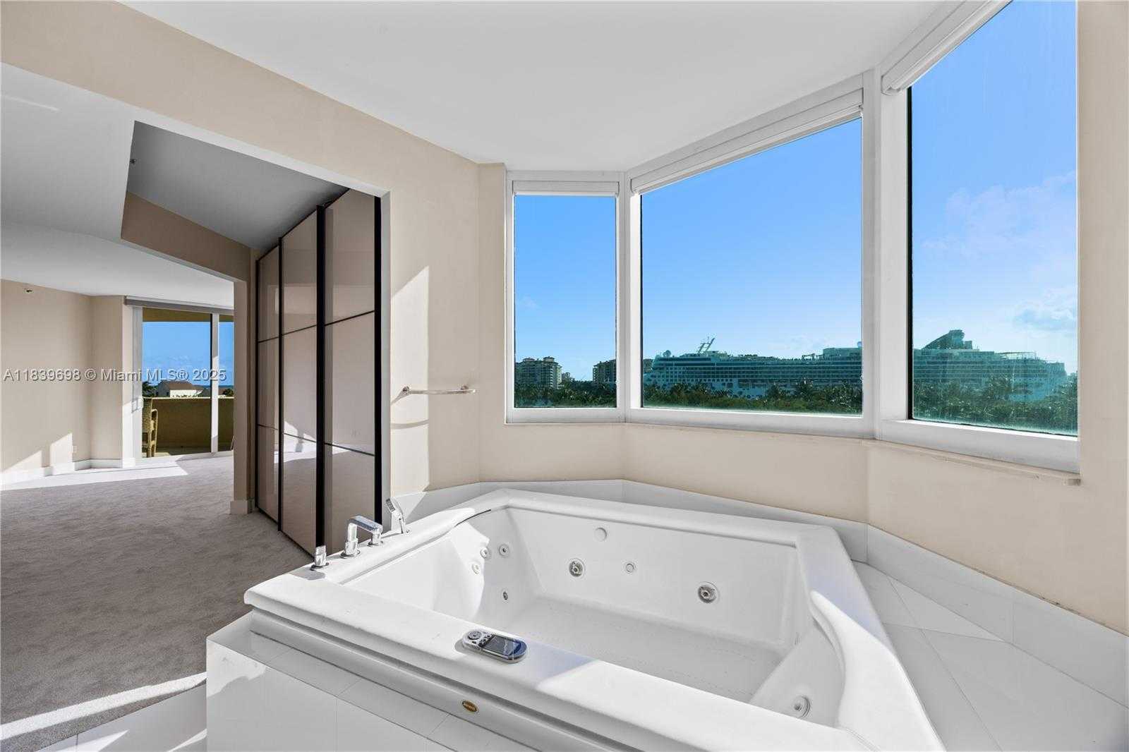 Small Image of 300 SOUTH POINTE DR #501, Miami Beach Number 8