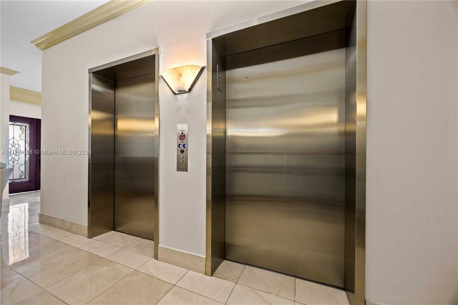 Small Image of 300 SOUTH POINTE DR #501, Miami Beach Number 9