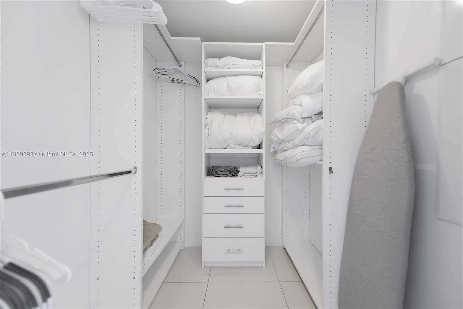 Small Image of 485 BRICKELL AVE #2908, Miami Number 11