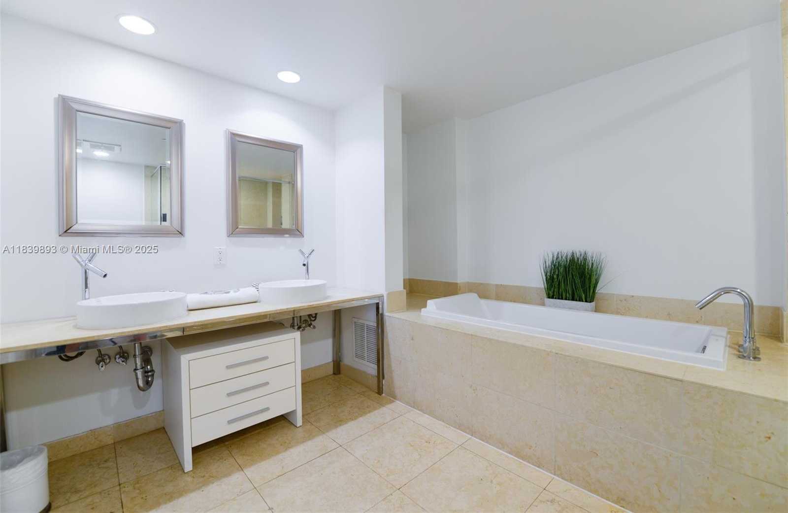 Small Image of 485 BRICKELL AVE #2908, Miami Number 12