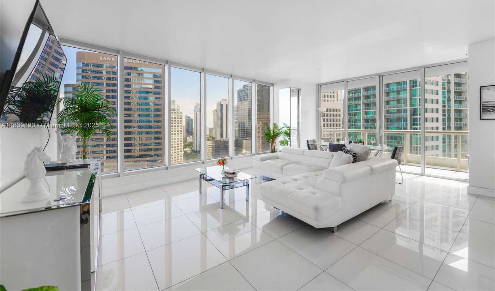 Small Image of 485 BRICKELL AVE #2908, Miami Number 3
