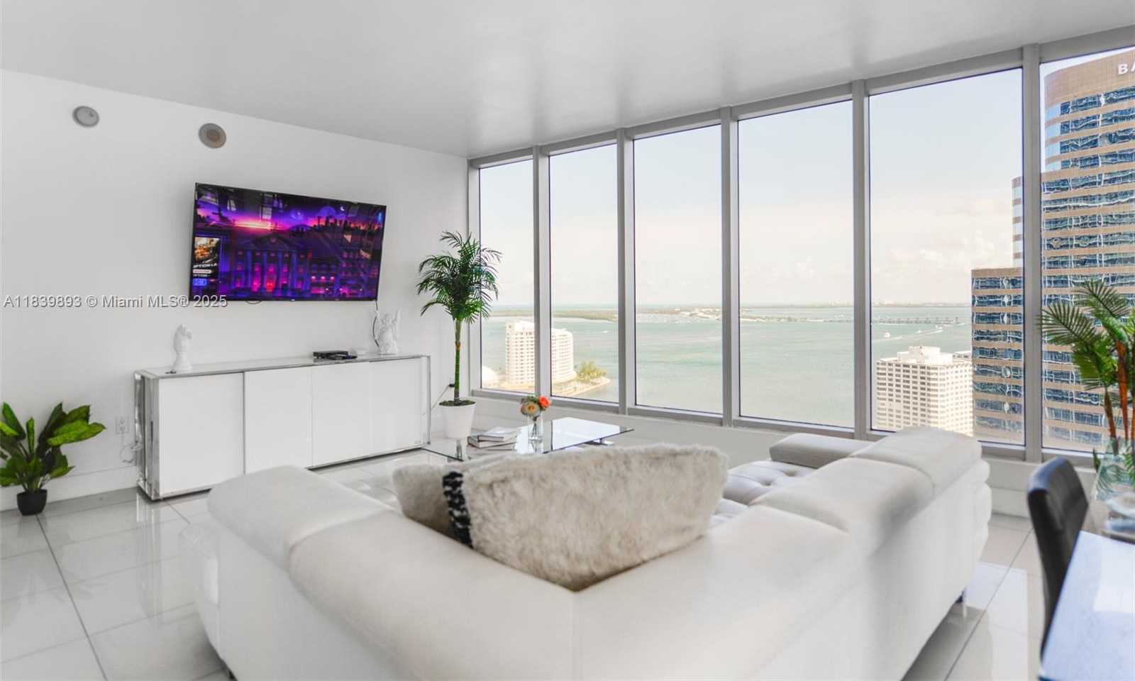 Small Image of 485 BRICKELL AVE #2908, Miami Number 4