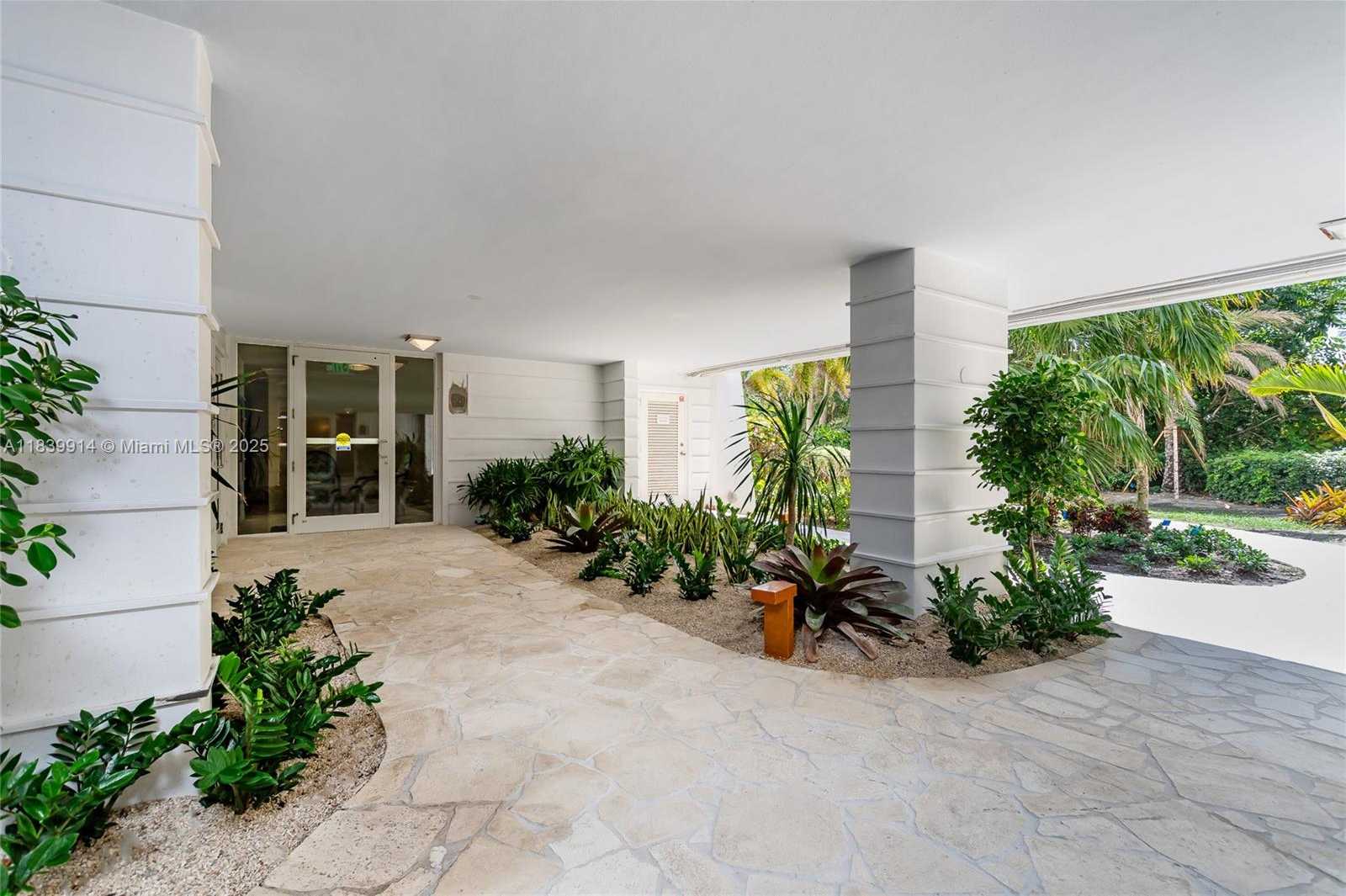 Small Image of 609 OCEAN DR #8G, Key Biscayne Number 33