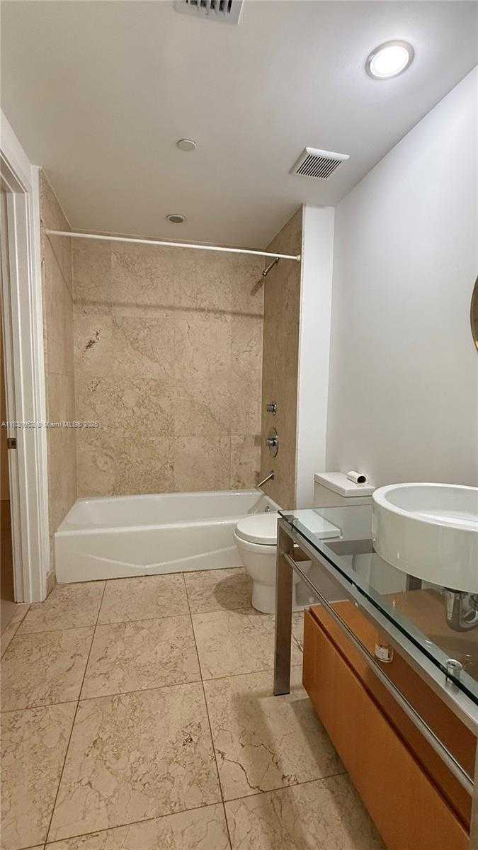 Small Image of 6000 COLLINS AVE #323, Miami Beach Number 14