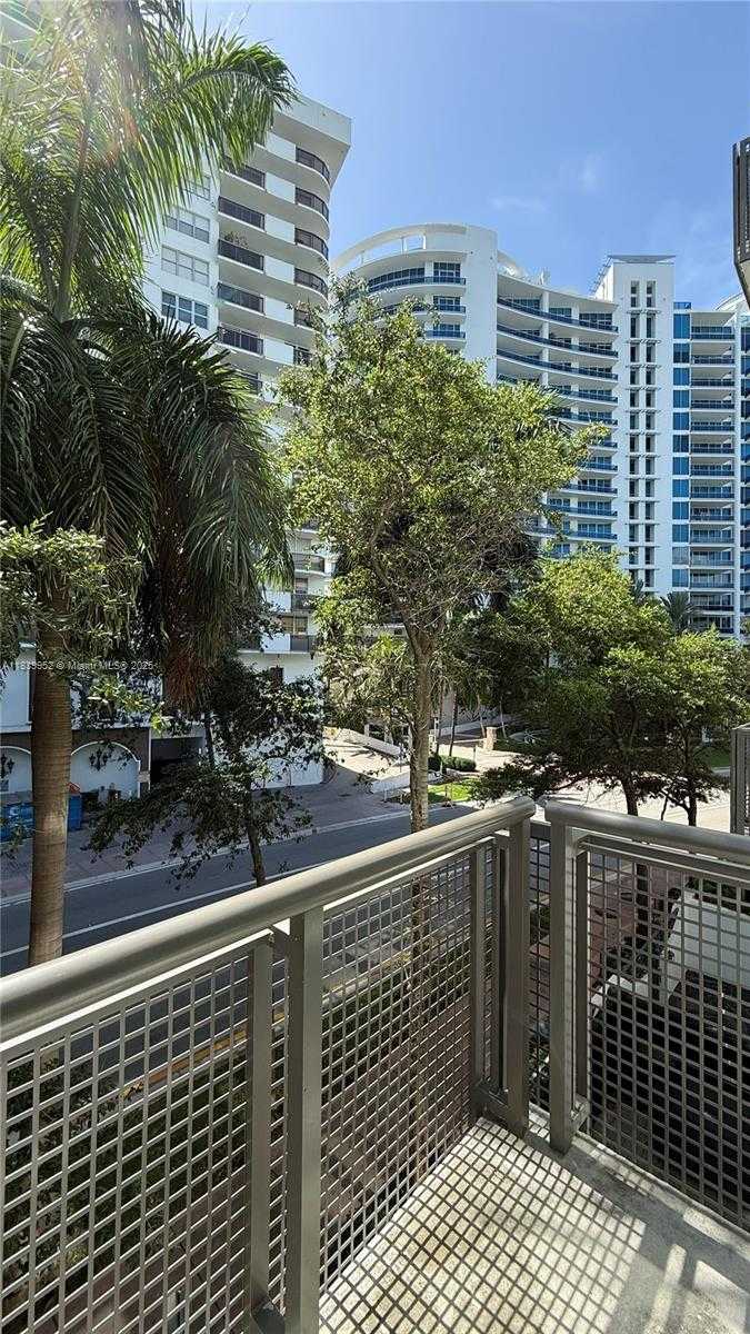 Small Image of 6000 COLLINS AVE #323, Miami Beach Number 2