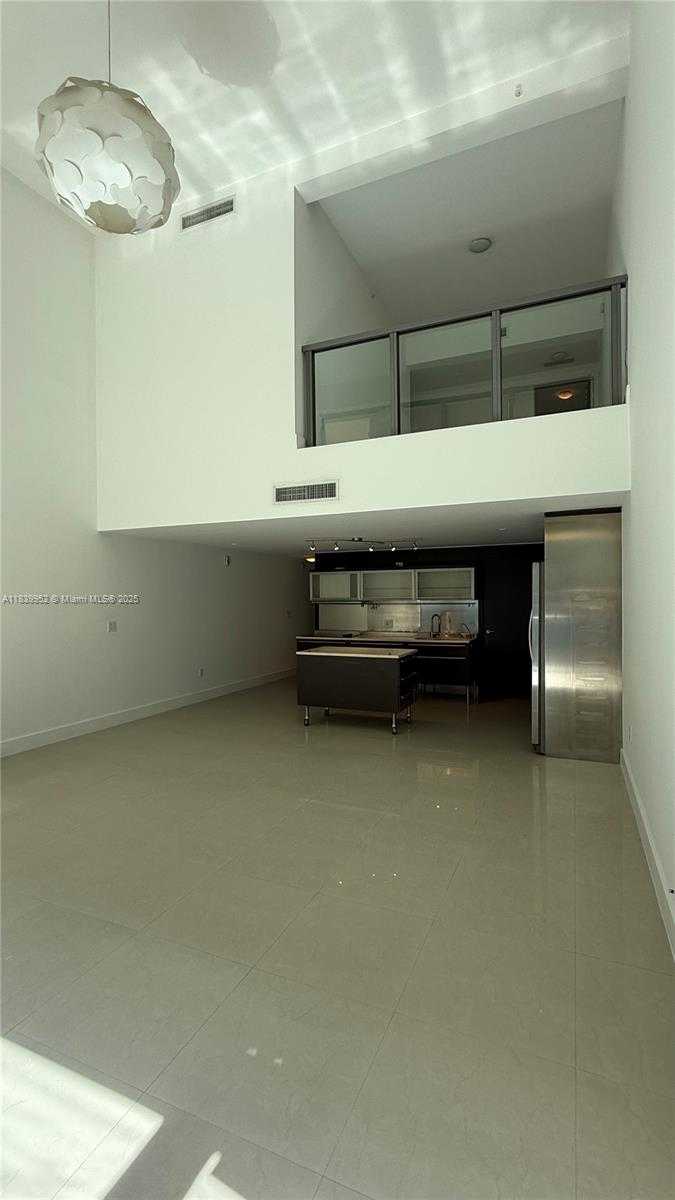 Small Image of 6000 COLLINS AVE #323, Miami Beach Number 3