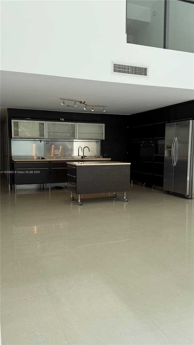 Small Image of 6000 COLLINS AVE #323, Miami Beach Number 5