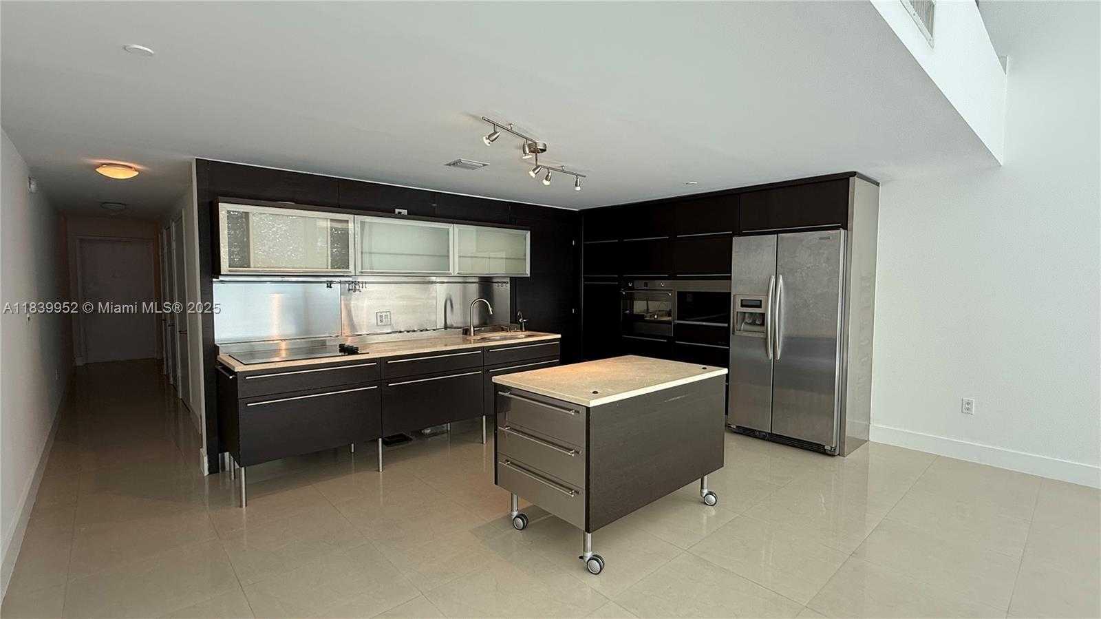 Small Image of 6000 COLLINS AVE #323, Miami Beach Number 7