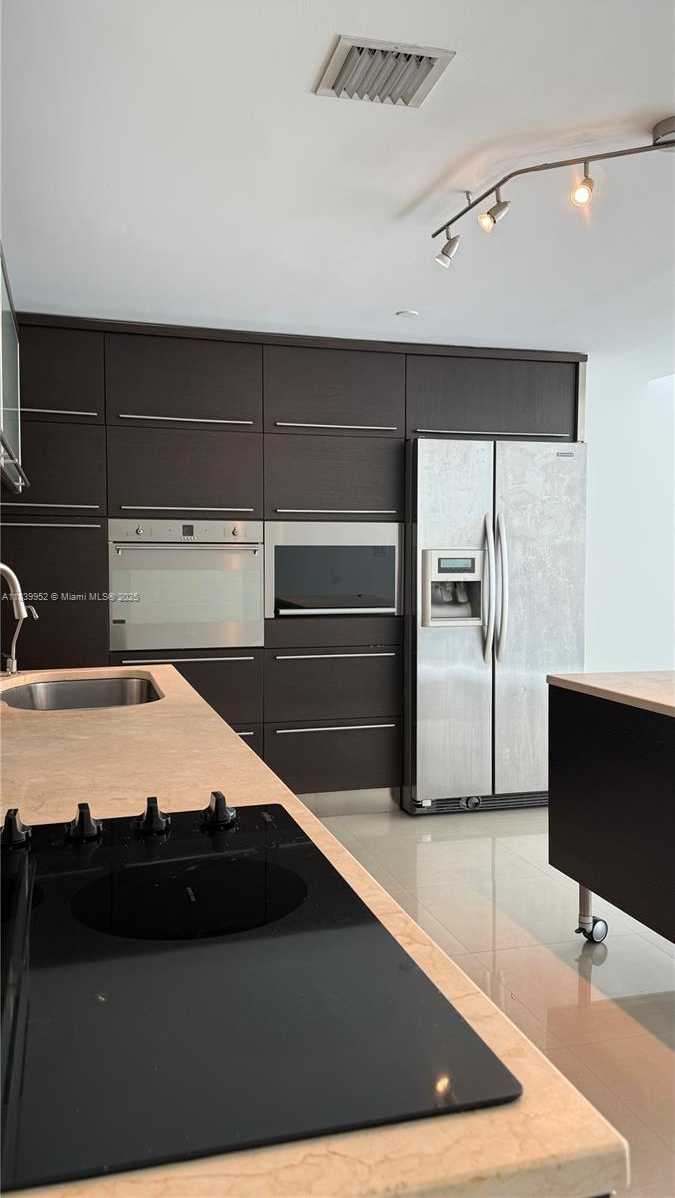 Small Image of 6000 COLLINS AVE #323, Miami Beach Number 8