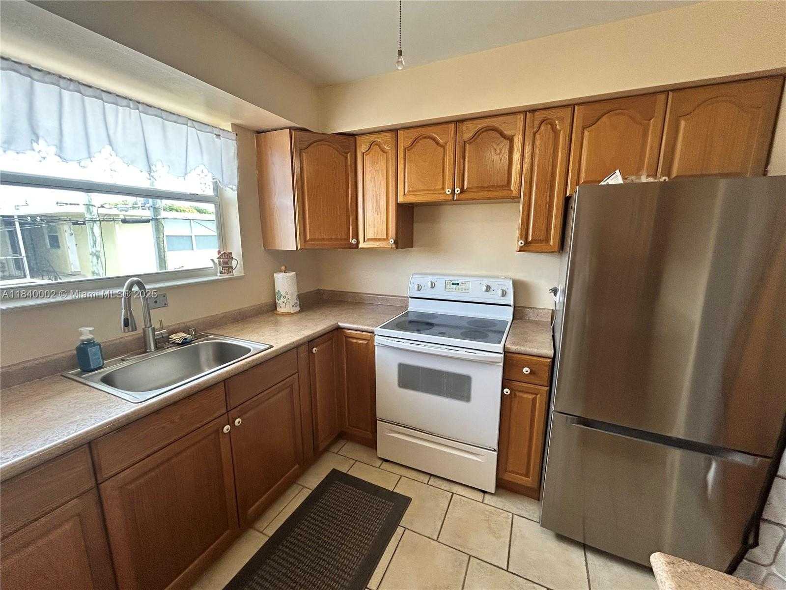 Small Image of 1717 RODMAN ST #15, Hollywood Number 5