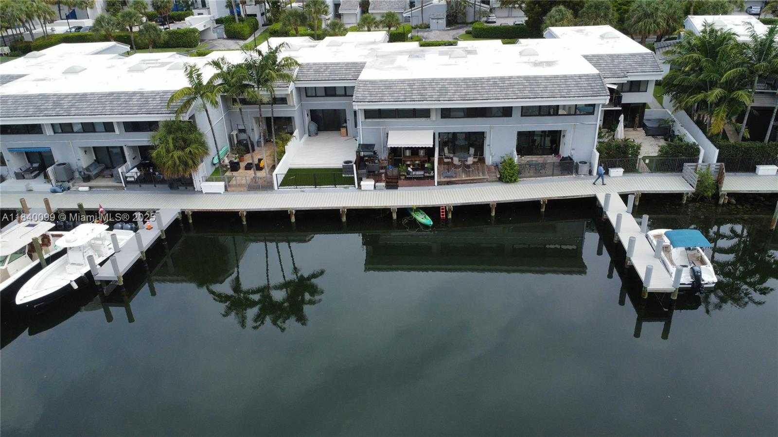 Small Image of 324 POINCIANA DR #906, Sunny Isles Beach Number 2