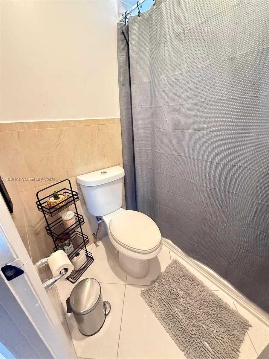 Small Image of 6169 NORTH WEST 170TH TER, Hialeah Number 39