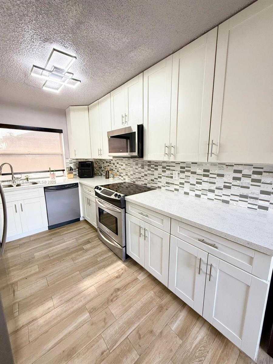 Small Image of 6169 NORTH WEST 170TH TER, Hialeah Number 4