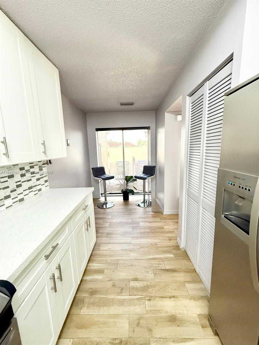 Small Image of 6169 NORTH WEST 170TH TER, Hialeah Number 8