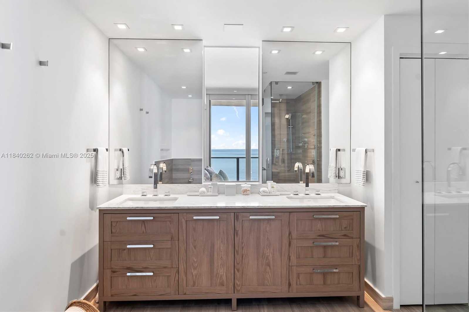 Small Image of 360 OCEAN DR #704S, Key Biscayne Number 24