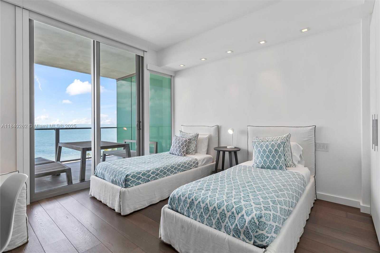 Small Image of 360 OCEAN DR #704S, Key Biscayne Number 32