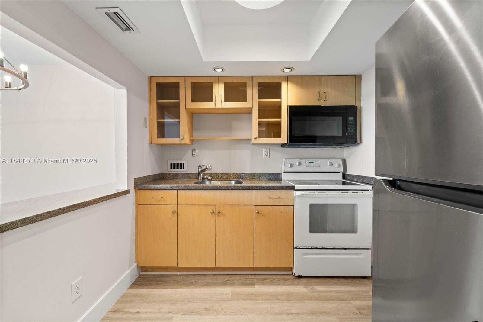 Small Image of 5401 COLLINS AVE #629, Miami Beach Number 6