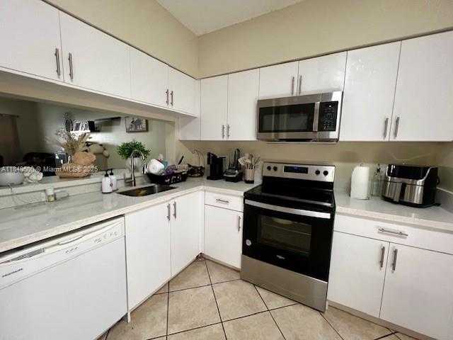 Small Image of 17 SIMONTON CIR #17, Weston Number 3